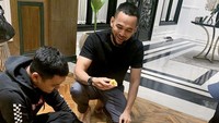 Rupanya Teuku Wisnu juga penggemar durian nih. Ia terlihat senang bisa belah duren di rumahnya dan langsung menikmati daging buah yang segar. Foto: Instagram teukuwisnu