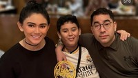 Kekasih Thalita juga sangat dekat dengan anaknya. Begini momen kompak Thalita dan kekasih ketika merayakan ulang tahun sang anak yang ke-12. Foto: Instagram @thalitalatief