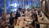 Dalam unggahan Instagram-nya, Thalita sempat membagikan momen bersama keluarga besar. Mereka tampak menikmati makan malam bersama di sebuah restoran. Foto: Instagram @thalitalatief