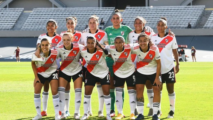 BUENOS AIRES, ARGENTINA - MARCH 27: River Plate players pose for the team photo before a match between River Plate and Boca Juniors as part of the Womens First Division League at Estadio Monumental Antonio Vespucio Liberti on March 27, 2022 in Buenos Aires, Argentina. (Photo by Rodrigo Valle/Getty Images)