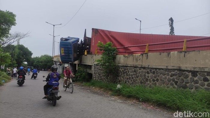 truk terguling di layang trosobo menutup jalan