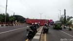 Truk Trailer Muat Kontainer Terguling di Layang Trosobo