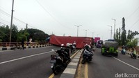 Pantauan detikJatim di lokasi truk trailer itu terguling melintang dan menutup semua badan jalan dari arah Mojokerto ke Surabaya. 