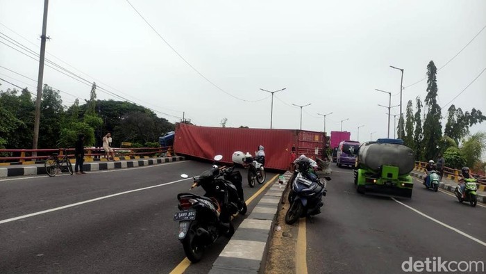 truk terguling di layang trosobo menutup jalan