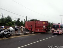 Truk Trailer Muat Kontainer Terguling di Layang Trosobo