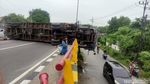 Truk Trailer Muat Kontainer Terguling di Layang Trosobo
