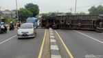 Truk Trailer Muat Kontainer Terguling di Layang Trosobo
