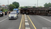 Informasi yang dihimpun di lokasi kecelakaan tunggal tersebut terjadi pada Minggu (29/12/2024) sekitar pukul 04.30 WIB. Truk trailer nopol S 8629 UP dikemudikan Muhammad Mutdtasir (52) warga Desa Kerang, Kecamatan Takeran, Magetan.