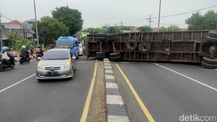 truk terguling di layang trosobo menutup jalan truk terguling di layang trosobo menutup jalan