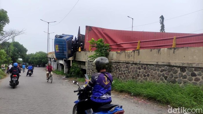 truk terguling di layang trosobo menutup jalan