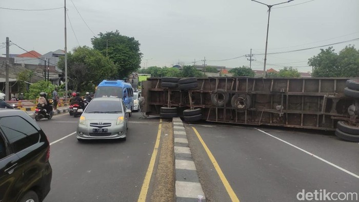 truk terguling di layang trosobo menutup jalan