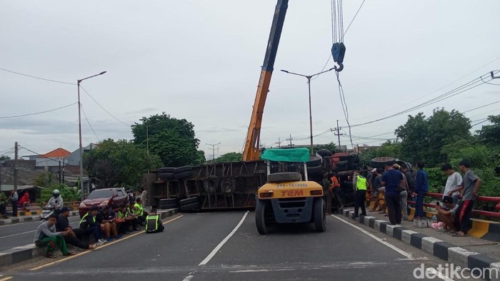 Truk Trailer Gagal Nanjak Terguling di Layang Trosobo Dievakuasi