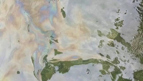 Tumpahan minyak di Pantai Candidasa, Karangasem, Minggu (29/12/2024) (dok. Relawan Gus Par-Pandu)