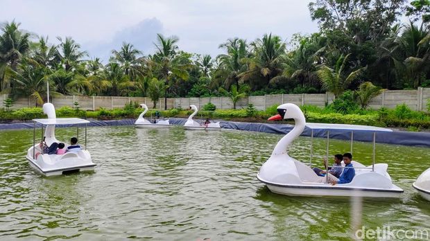Wahana bermain Pandan Kuning Park di Desa Karanggadung, Kecamatan Petanahan, Kebumen, Minggu (29/12/2024).