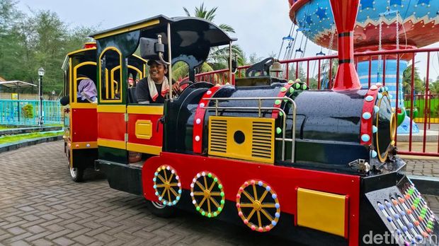Wahana bermain Pandan Kuning Park di Desa Karanggadung, Kecamatan Petanahan, Kebumen, Minggu (29/12/2024).