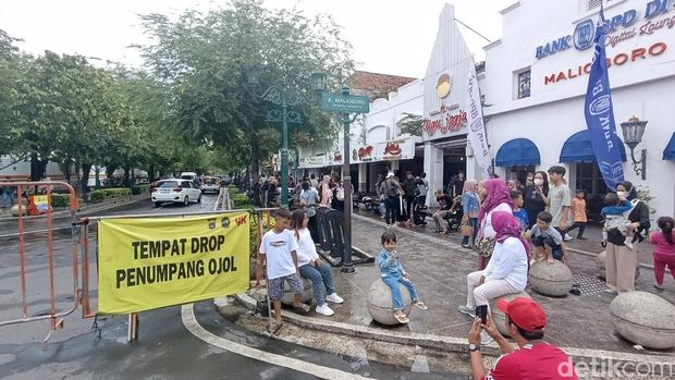 Wisatawan di plang tulisan Malioboro, Jogja, Minggu (29/12/2024).