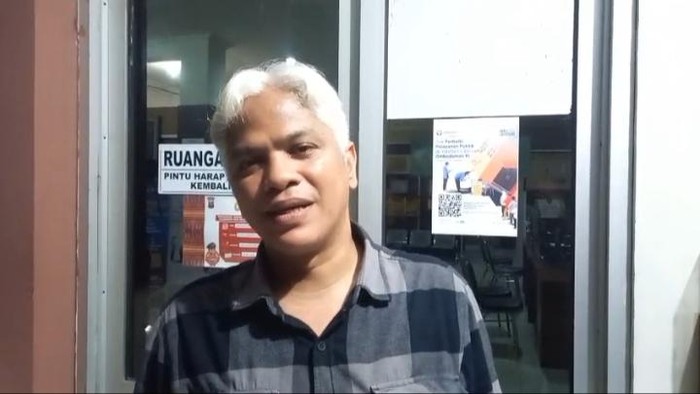 Yulian Rais (48) mewakili 9 korban lainnya melapor ke polsisi karena keberangkatan umrahnya ditunda
