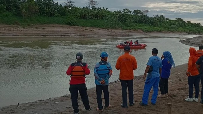 Anak laki berusia 7 tahun terseret arus Sungai Citarum di Kabupaten Bekasi, Jabar. Korban tenggelam saat  mencari kerang sambil berenang bersama temannya. (dok SAR Jakarta)