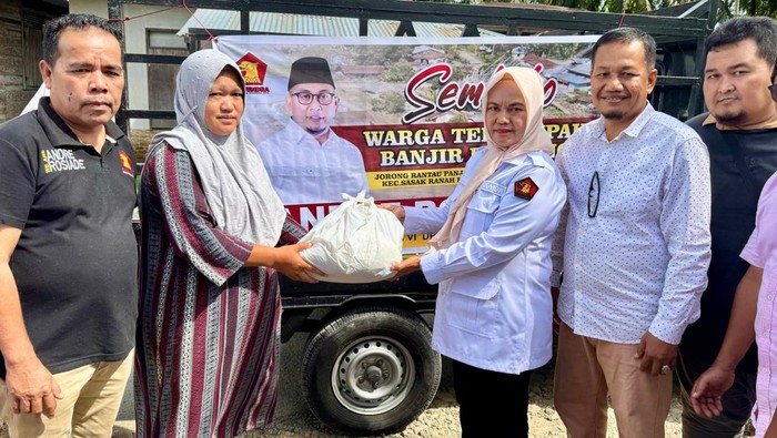 Andre Rosiade Kirim 1.000 Paket Sembako