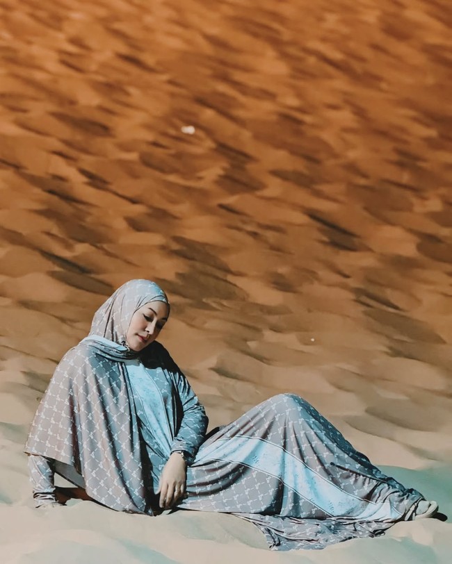 Berada di Jabal Malaika, Angie mengenakan setelan dress monogram berpose duduk di gurun pasir. Tempat ini dimana Allah menurunkan 1000 malaikat untuk membantu nabi Muhammad SAW saat perang Badar. Dan ingatlah, ketika tak ada manusia yang membantumu, atau manusia justru menghancurkanmu, serahkan pada Allah…. Dan Allah sanggup mengirimkan 1000 malaikat untuk menolongmu 🤲, tulis Angie. Foto: instagram Angelina Sondakh
