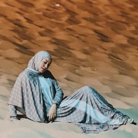 Berada di Jabal Malaika, Angie mengenakan setelan dress monogram berpose duduk di gurun pasir. Tempat ini dimana Allah menurunkan 1000 malaikat untuk membantu nabi Muhammad SAW saat perang Badar. Dan ingatlah, ketika tak ada manusia yang membantumu, atau manusia justru menghancurkanmu, serahkan pada Allah…. Dan Allah sanggup mengirimkan 1000 malaikat untuk menolongmu 🤲, tulis Angie. Foto: instagram Angelina Sondakh