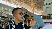 Angelina Sondakh menjalankan ibadah umrah untuk pertama kalinya. Ia bersama dengan anaknya, Keanu Massaid. Foto: instagram Angelina Sondakh