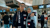 Ini adalah umroh pertamaku. Perasaan haru, kagum, dan takjub bercampur jadi satu. Tak ada yang lebih indah daripada panggilan-Nya yang akhirnya datang. Sebuah perjalanan yang sudah lama menjadi doa, kini menjadi kenyataan, tulis Angelina Sondakh dalam Instagram miliknya. Foto: instagram Angelina Sondakh