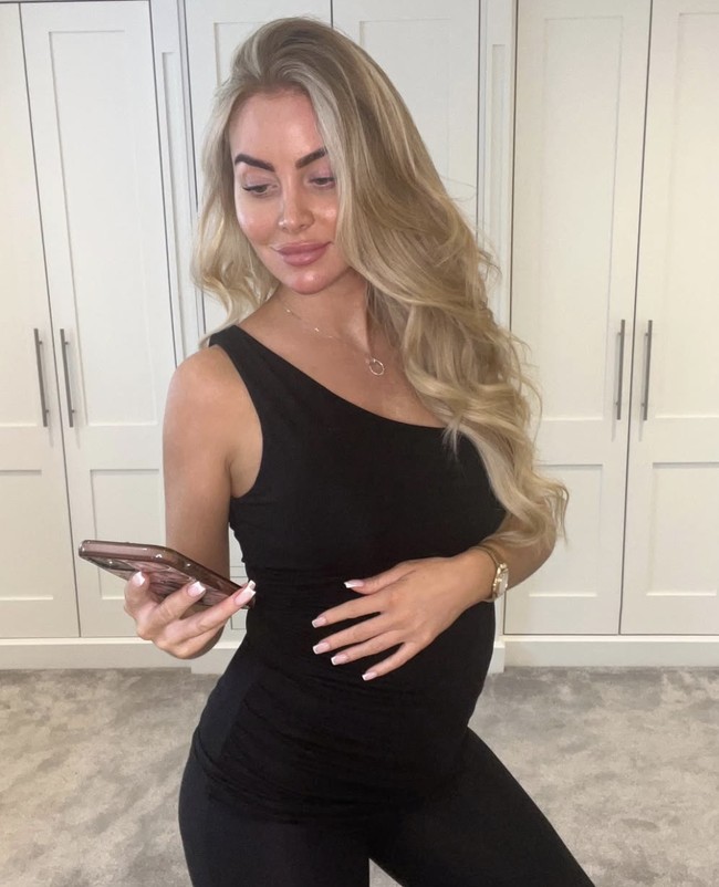 Influencer Inggris Ashley Stobart berbagi cerita mengejutkan tentang dampak penggunaan filler wajah yang telah dilakukannya selama 15 tahun. Memulai prosedur kosmetik sejak usia 18 tahun, Stobart mengaku tidak mengenali wajahnya sendiri setelah bertahun-tahun menjalani injeksi filler. Foto: dok. Instagram @thecosmeticconsult