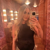 Kisah ini berawal dari kehamilan ketiganya, ketika wajah Stobart mulai mengalami pembengkakan parah akibat retensi air yang diperparah oleh akumulasi filler. Melihat bayangan saya sendiri di cermin sangat mengejutkan. Saya berpikir, Apa yang telah kamu lakukan pada dirimu sendiri? ungkap Stobart dalam wawancara dengan People. Foto: dok. Instagram @thecosmeticconsult