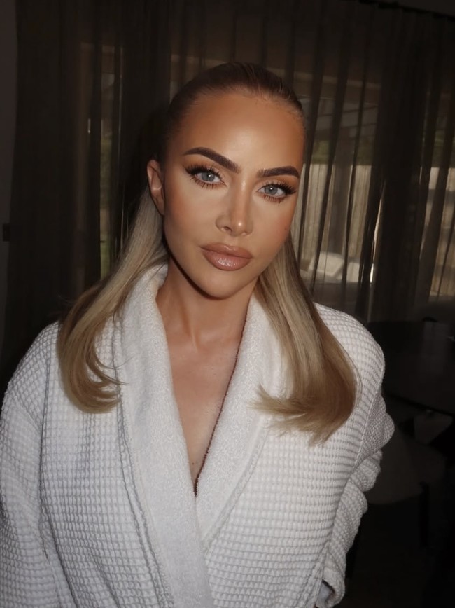 Dalam operasi yang berlangsung selama sembilan jam, dokter menghilangkan filler yang tersisa di wajahnya dan mengencangkan kulit kendur di sekitar rahang dan mulut. Foto: dok. Instagram @thecosmeticconsult