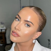 Dokter mengeluarkan filler yang sudah berubah warna menjadi hijau selama berjam-jam. Akhirnya, saya sangat puas dengan hasilnya, ujarnya di podcast ‘So Wrong It’s Right’. Foto: dok. Instagram @thecosmeticconsult