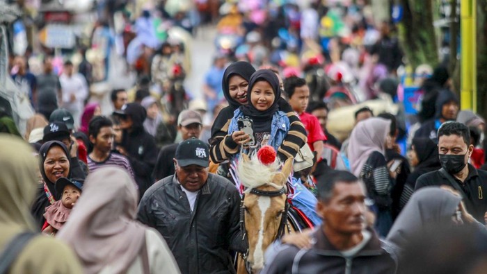 Sejumlah wisatawan menaiki speedboat saat menikmati suasana kawasan wisata Telaga Sarangan di Magetan, Jawa Timur, Minggu (29/12/2024). Ribuan wisatawan dari berbagai daerah memanfaatkan hari libur Natal 2024 dan Tahun Baru 2025 untuk berwisata di destinasi wisata alam unggulan Jawa Timur di wilayah Kabupaten Magetan tersebut ANTARA FOTO/Muhammad Mada/YU
