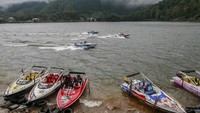 Sejumlah wisatawan menaiki speedboat saat menikmati suasana kawasan wisata Telaga Sarangan di Magetan, Jawa Timur, Minggu (29/12/2024).