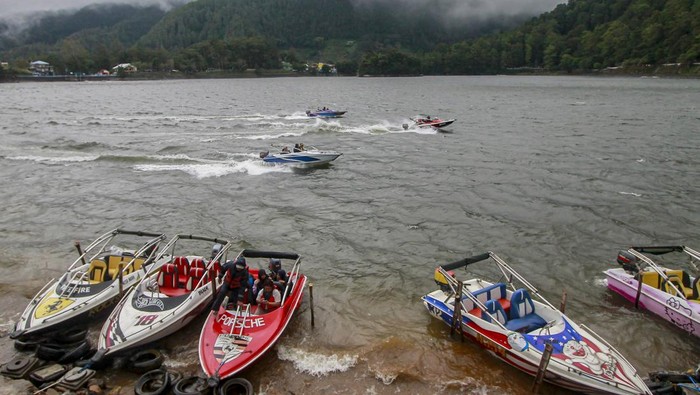 Sejumlah wisatawan menaiki speedboat saat menikmati suasana kawasan wisata Telaga Sarangan di Magetan, Jawa Timur, Minggu (29/12/2024). Ribuan wisatawan dari berbagai daerah memanfaatkan hari libur Natal 2024 dan Tahun Baru 2025 untuk berwisata di destinasi wisata alam unggulan Jawa Timur di wilayah Kabupaten Magetan tersebut ANTARA FOTO/Muhammad Mada/YU