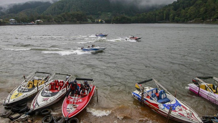 Asiknya Arungi Telaga Sarangan Naik Speedboat Sejumlah wisatawan menaiki speedboat saat menikmati suasana kawasan wisata Telaga Sarangan di Magetan, Jawa Timur, Minggu (29/12/2024). Ribuan wisatawan dari berbagai daerah memanfaatkan hari libur Natal 2024 dan Tahun Baru 2025 untuk berwisata di destinasi wisata alam unggulan Jawa Timur di wilayah Kabupaten Magetan tersebut ANTARA FOTO/Muhammad Mada/YU