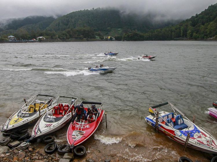 Asyiknya Arungi Telaga Sarangan Naik Speedboat