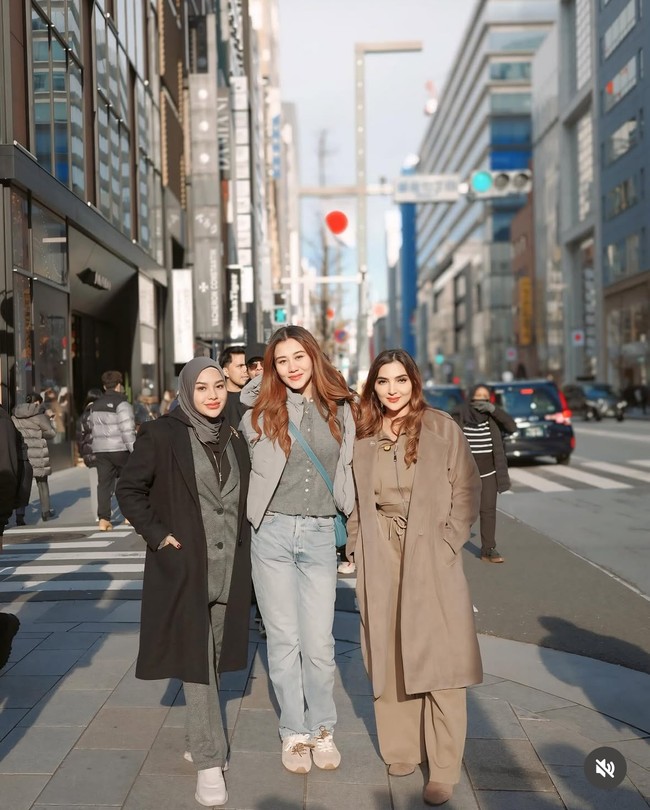 Dari foto yang dibagikan terlihat Ashanty dan Aaliyah Massaid juga ikut pergi bersama. Ketiganya tampil kompak berpose bersama. Foto: Instagram/@aurelie.hermansyah/@ashanty_ash/@aaliyah.massaid