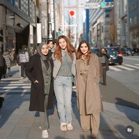 Dari foto yang dibagikan terlihat Ashanty dan Aaliyah Massaid juga ikut pergi bersama. Ketiganya tampil kompak berpose bersama. Foto: Instagram/@aurelie.hermansyah/@ashanty_ash/@aaliyah.massaid