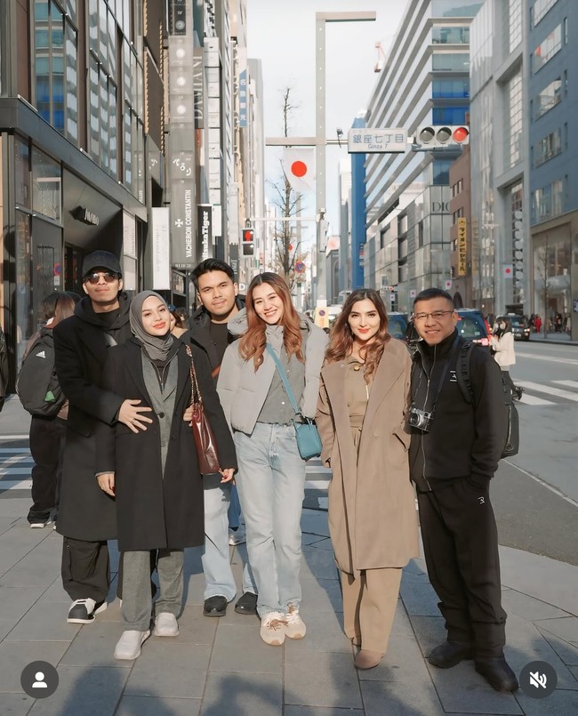 Rupanya Aurel, Ashanty, dan Aaliyah sama-sama membawa suami mereka masing-masing. Aurel pun menyebutnya sebagai ‘triple date’. Foto: Instagram/@aurelie.hermansyah/@ashanty_ash/@aaliyah.massaid