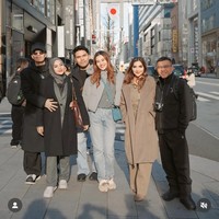 Rupanya Aurel, Ashanty, dan Aaliyah sama-sama membawa suami mereka masing-masing. Aurel pun menyebutnya sebagai ‘triple date’. Foto: Instagram/@aurelie.hermansyah/@ashanty_ash/@aaliyah.massaid