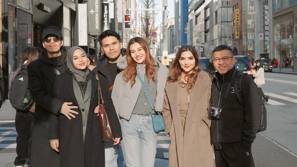 8 Foto Mesra Aurel Hermansyah Triple Date Bareng Aaliyah Massaid ke Jepang