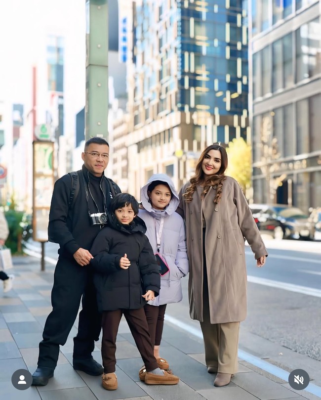 Ashanty dan Anang juga mengajak serta kedua anak mereka, Arsy dan Arsya. Meski cuaca di sana sedang dingin namun keempatnya tampak begitu menikmati momen liburan mereka. Foto: Instagram/@aurelie.hermansyah/@ashanty_ash/@aaliyah.massaid