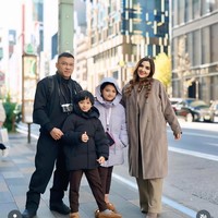 Ashanty dan Anang juga mengajak serta kedua anak mereka, Arsy dan Arsya. Meski cuaca di sana sedang dingin namun keempatnya tampak begitu menikmati momen liburan mereka. Foto: Instagram/@aurelie.hermansyah/@ashanty_ash/@aaliyah.massaid