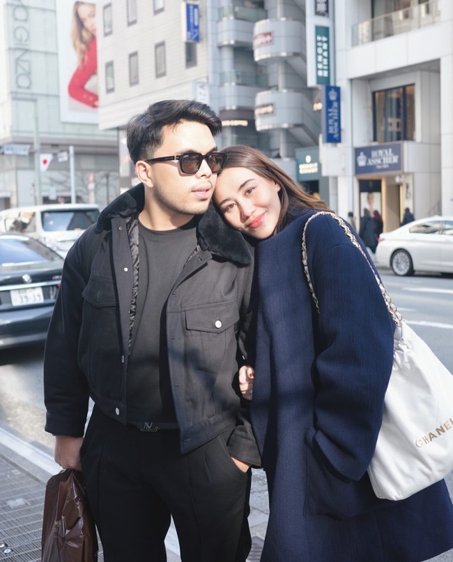 Sebagai pasangan baru, Aaliyah dan Thariq juga tampak memamerkan kemesraan mereka selama di sana. Keduanya terlihat begitu lengket seolah tak terpisahkan. Foto: Instagram/@aurelie.hermansyah/@ashanty_ash/@aaliyah.massaid