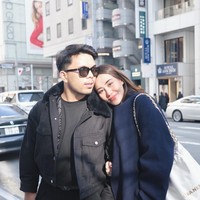 Sebagai pasangan baru, Aaliyah dan Thariq juga tampak memamerkan kemesraan mereka selama di sana. Keduanya terlihat begitu lengket seolah tak terpisahkan. Foto: Instagram/@aurelie.hermansyah/@ashanty_ash/@aaliyah.massaid