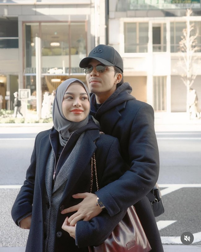 Tak mau kalah, Atta dan Aurel juga memamerkan kemesraan mereka selama di sana. Pasangan tersebut tetap terlihat romantis meski sudah memiliki 2 anak. Foto: Instagram/@aurelie.hermansyah/@ashanty_ash/@aaliyah.massaid