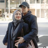 Tak mau kalah, Atta dan Aurel juga memamerkan kemesraan mereka selama di sana. Pasangan tersebut tetap terlihat romantis meski sudah memiliki 2 anak. Foto: Instagram/@aurelie.hermansyah/@ashanty_ash/@aaliyah.massaid