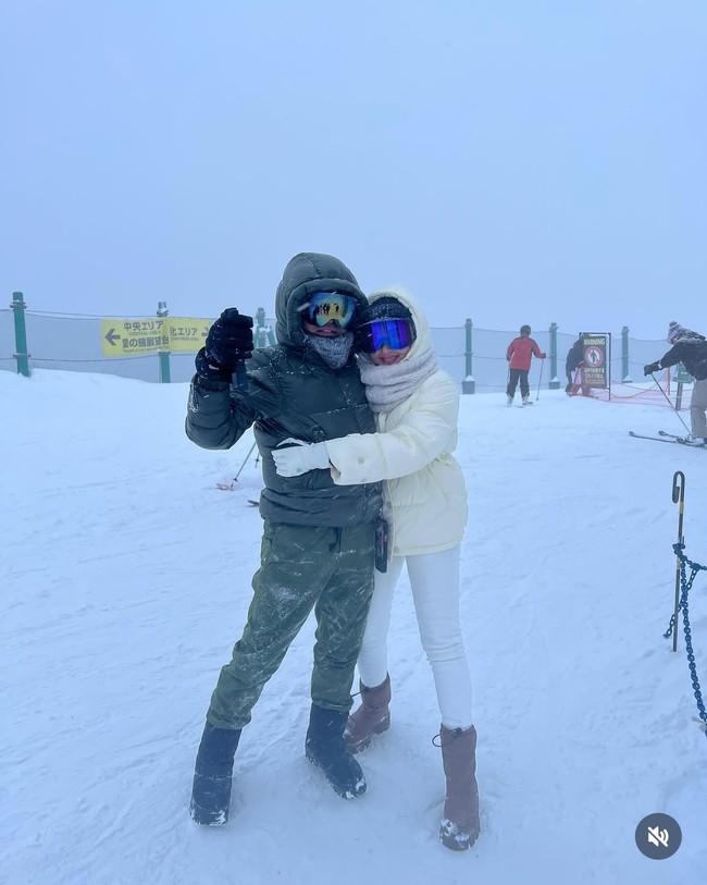 Selama di Jepang Ashanty dan Anang juga meluangkan waktu untuk bermain salju. Keduanya tampak berpose mesra di tengah hamparan salju. Foto: Instagram/@aurelie.hermansyah/@ashanty_ash/@aaliyah.massaid