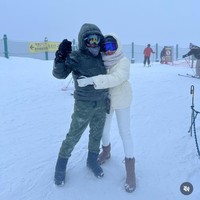 Selama di Jepang Ashanty dan Anang juga meluangkan waktu untuk bermain salju. Keduanya tampak berpose mesra di tengah hamparan salju. Foto: Instagram/@aurelie.hermansyah/@ashanty_ash/@aaliyah.massaid