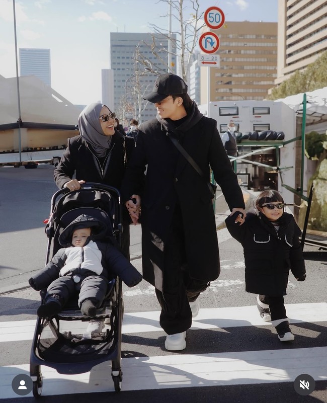 Aurel Hermansyah dan keluarganya memilih bertolak ke Jepang untuk menutup tahun 2024. Melalui akun Instagram pribadinya Aurel membagikan momen keseruan liburannya tersebut. Foto: Instagram/@aurelie.hermansyah/@ashanty_ash/@aaliyah.massaid
